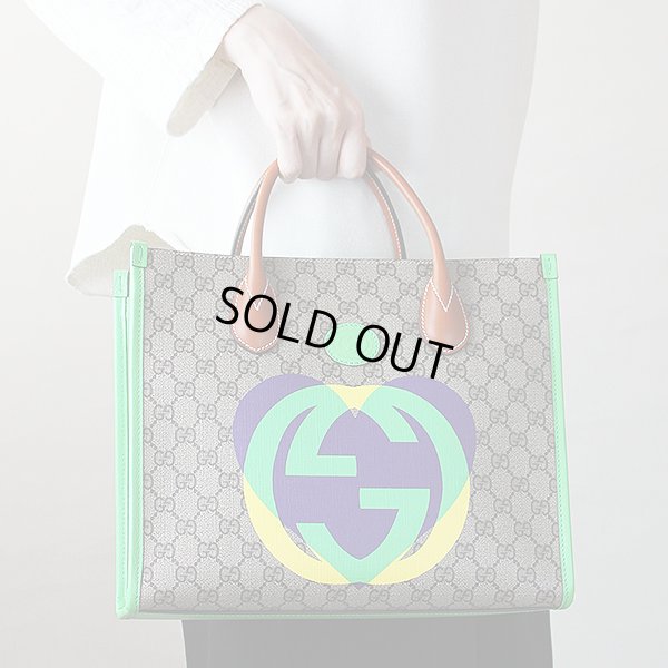 グッチ スモール トートバック 680956 525040 ベージュ 持ったイメージ