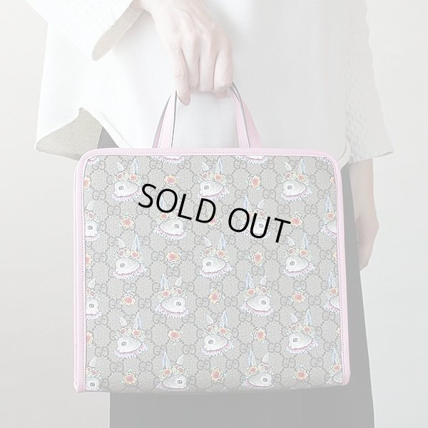 グッチ チルドレンズ ヒグチユウコ 2WAYトートバック 630542 213313 ベージュ/ピンク 持ったイメージ