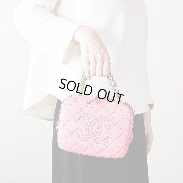 シャネル　マトラッセ 2WAY バニティバック　AS1512 ピンク／GP金具　持ったイメージ