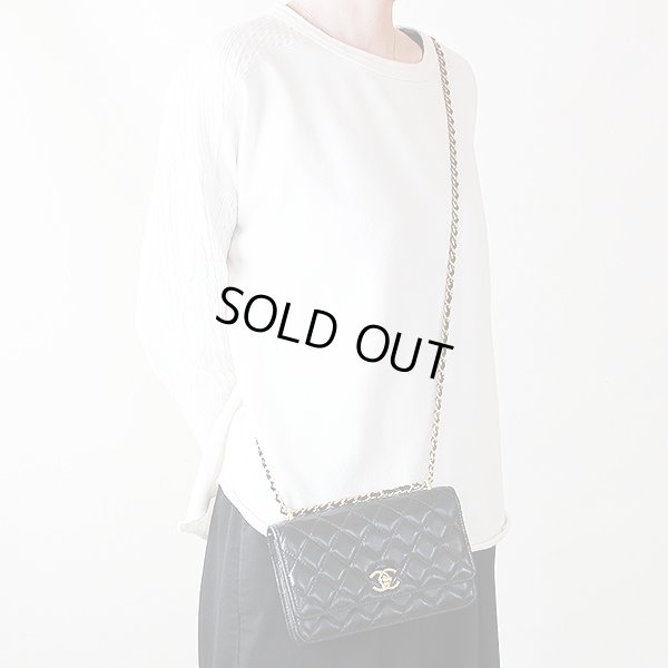 シャネル チェーンウォレット AP3102 ブラック/GP金具 掛けたイメージ(2)