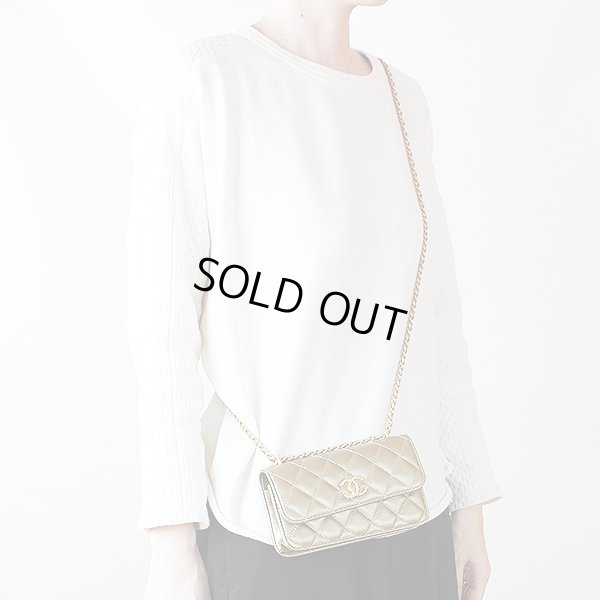 シャネル フラップフォンケース AP3106 ゴールド/GP金具 掛けたイメージ(2)