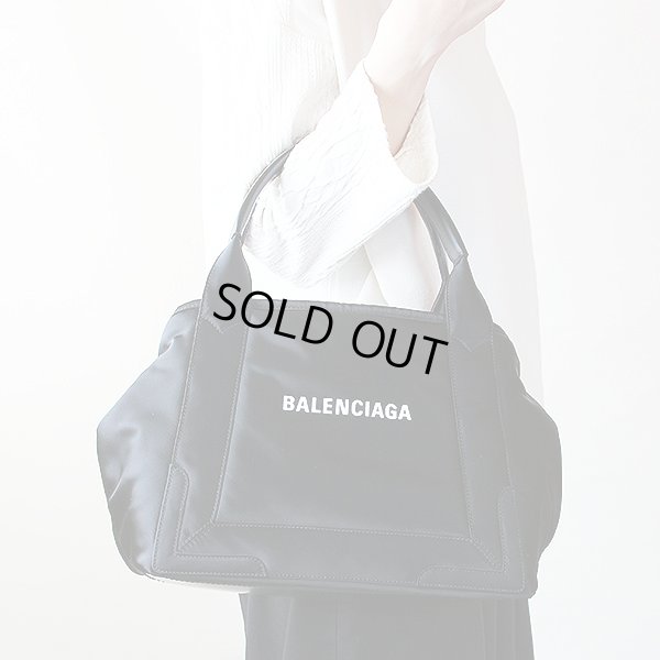 バレンシアガ ネイビー スモールカバス 339933210K41090 ブラック　持ったイメージ