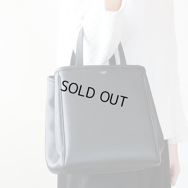 セリーヌ スモール フォールドカバ ブラック　掛けたイメージ