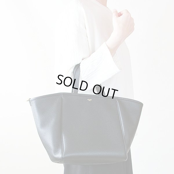 セリーヌ スモール フォールドカバ ブラック　持ったイメージ