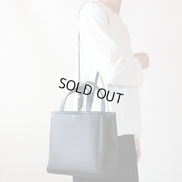 セリーヌ スモール フォールドカバ ブラック　掛けたイメージ(2)