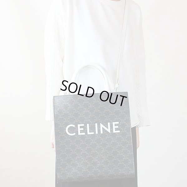 セリーヌ スモール バーティカルカバ 191542CIM．01BC タン／ホワイト　掛けたイメージ