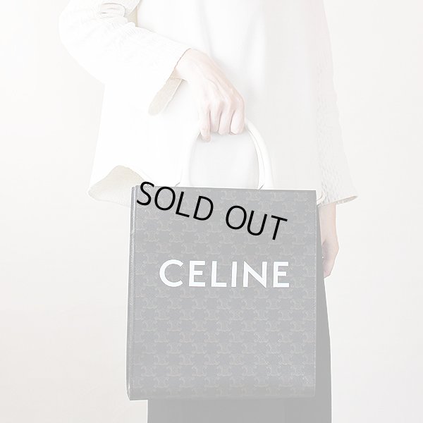 セリーヌ スモール バーティカルカバ 191542CIM．01BC タン／ホワイト　持ったイメージ