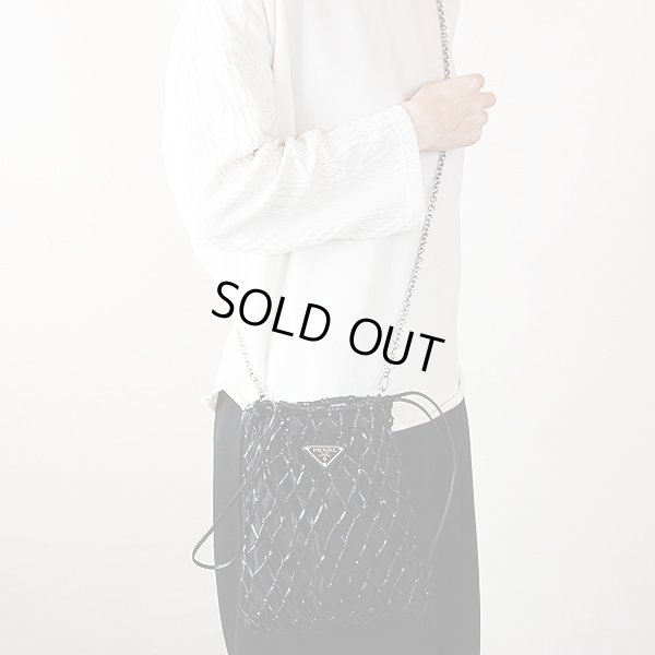 プラダ メッシュクラッチショルダーバック 1BC075 ブラック 掛けたイメージ