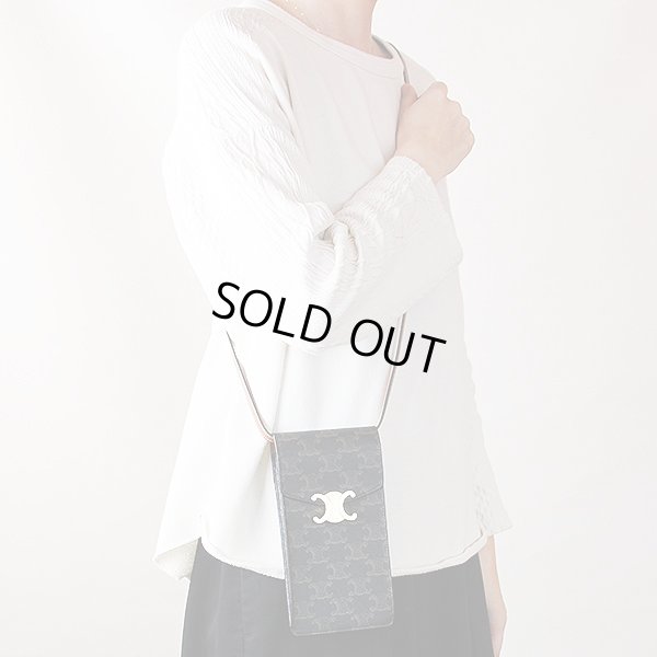 セリーヌ バーティカル フォン ポーチ 10J092DQB.04LU タン 掛けたイメージ