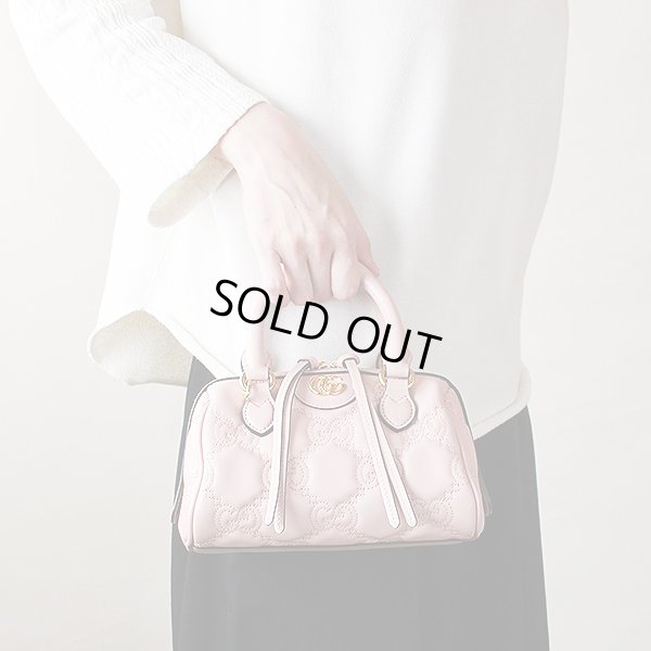 グッチ　GGマトラッセ レザー ミニ バック 702251 520981 ピンク　持ったイメージ