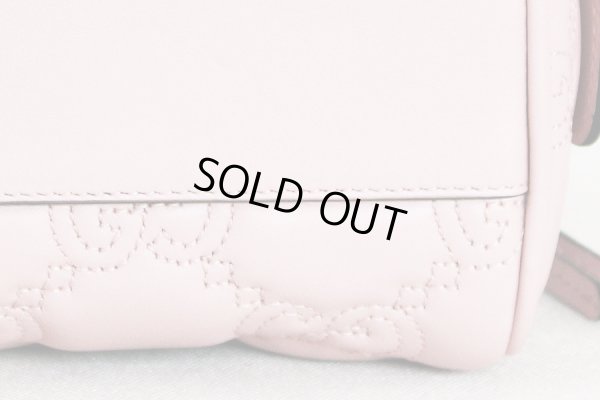 グッチ　GGマトラッセ レザー ミニ バック 702251 520981 ピンク　底拡大