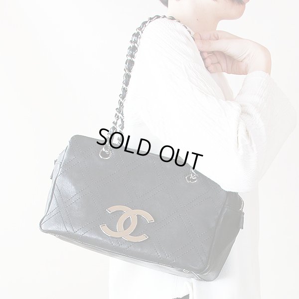 シャネル　チェーンミニボストンバック ブラック／SIV金具　掛けたイメージ