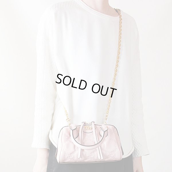 グッチ　GGマトラッセ レザー ミニ バック 702251 520981 ピンク　金具を掛けたイメージ