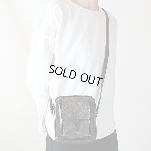 ルイ・ヴィト ン　クリストファー・ウエアラブル ウォレット M69404　掛けたイメージ