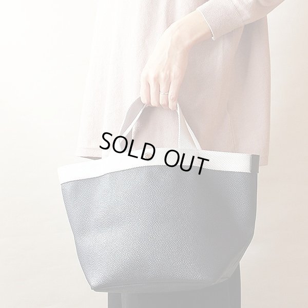 エルベシャプリエ　リュクス舟型トートM 707GP ネイビー／シルバー　掛けたイメージ