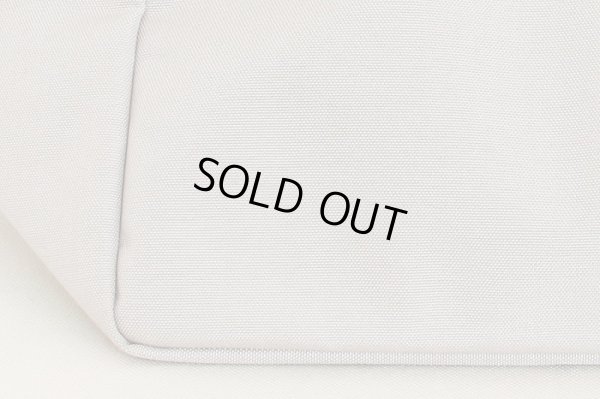 エルベシャプリエ トゥモローランド別注 舟型トート 707C MASTIC ARGENT 底拡大