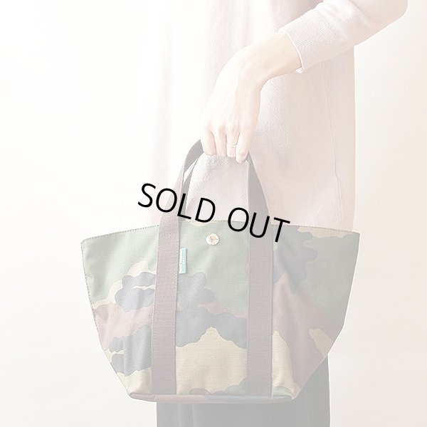 エルベシャプリエ 舟型トートM 1707W カモフラージュ ZIP開閉 掛けたイメージ