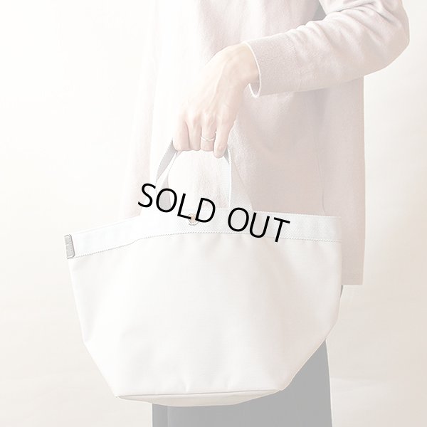 エルベシャプリエ トゥモローランド別注 舟型トート 707C MASTIC ARGENT 掛けたイメージ