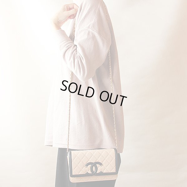 シャネル　CCフィリグリー チェーンウォレット ベージュ／ブラック　掛けたイメージ