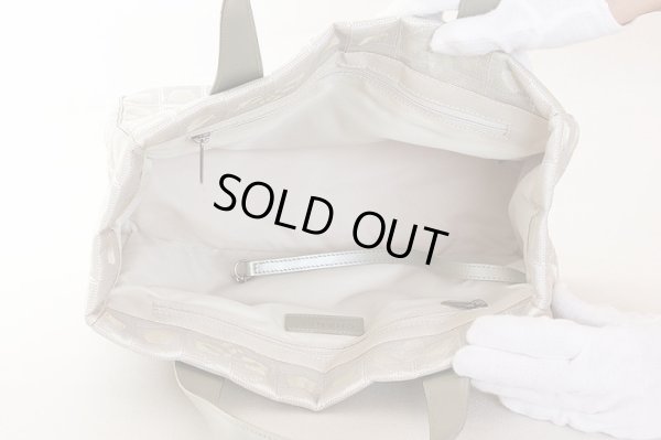 シャネル　ニュートラベルライン トートPM A20457 メタリックシルバー　中身