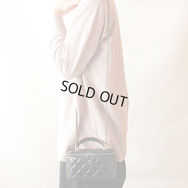 シャネル マトラッセ スモール ヴァニティケース 2WAYチェーンショルダー AP2199 ブラック 掛けたイメージ