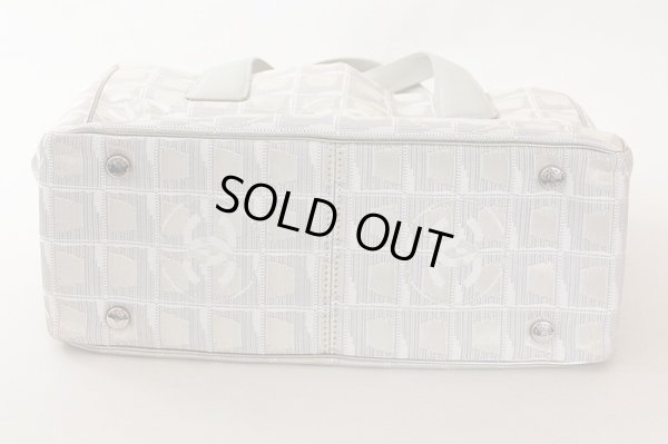 シャネル　ニュートラベルライン トートPM A20457 メタリックシルバー　底