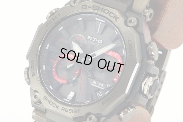 カシオ　Ｇショック　ＭＴＧ－Ｂ２０００ＹＢＤ　５６３６　黒文字盤　一部赤　サイド拡大