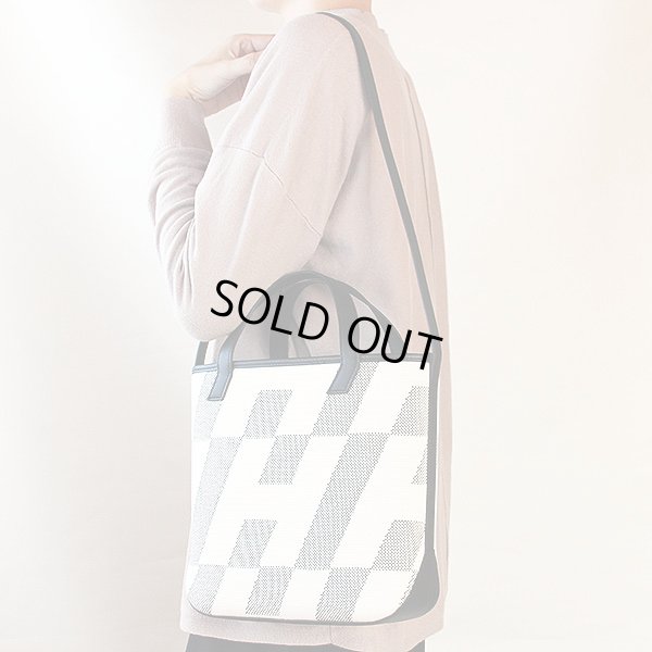 エルメス　HアンビエPM ホワイト／ブラック　掛けたイメージ