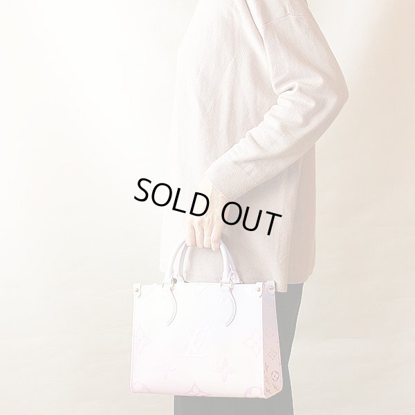 ルイ・ヴィト ン　オンザゴーPM M59856 サンライズパステル　持ったイメージ