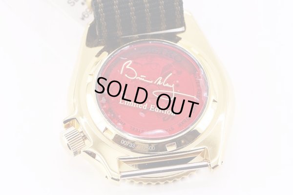 セイコー　セイコー５　ＳＢＳＡ１６０　赤文字盤　ブライアン・メイ コラボモデル　裏面拡大