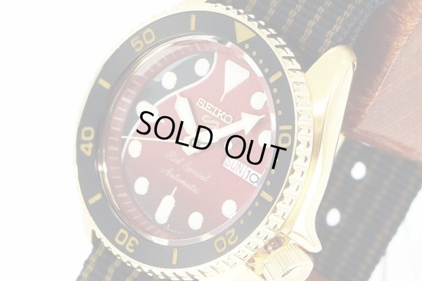 セイコー　セイコー５　ＳＢＳＡ１６０　赤文字盤　ブライアン・メイ コラボモデル　サイド拡大