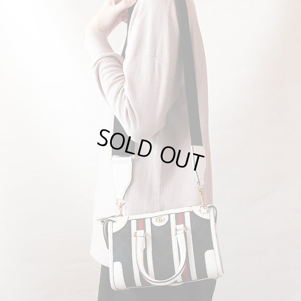 グッチ　ミニ トップハンドルバック 715771 498879 ブラック／ホワイト　掛けたイメージ