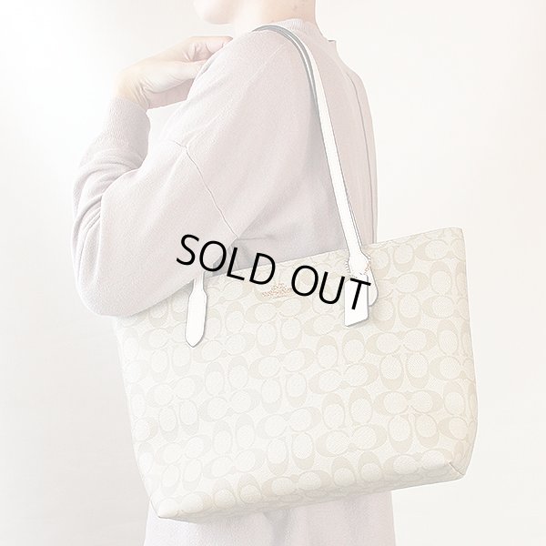 コーチ　トートバック A2154-4455 IMDQC ベージュ／ホワイト　掛けたイメージ