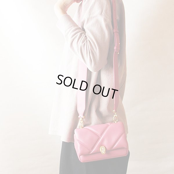 ブルガリ　セルペンティ カボション クロスボディ ミニバッグ ピンク　掛けたイメージ