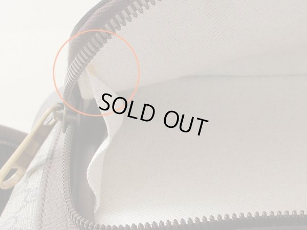 前面ポケット内側に経年で出来たと思わるボンドシミが見受けられます。