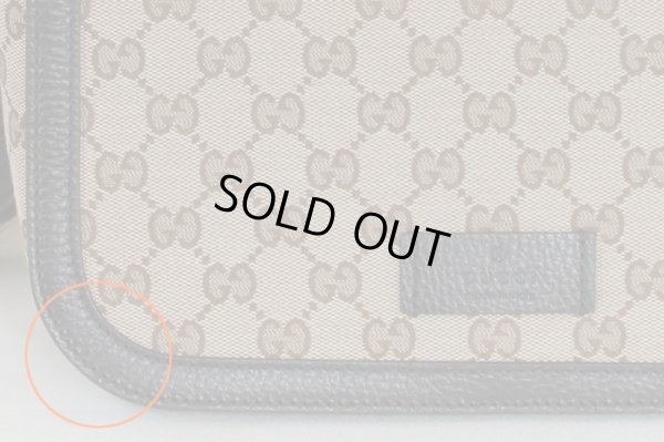 フラップ前面左下部にうっすらと剥がれのような跡が見受けられます。