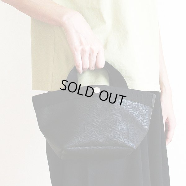 エルベシャプリエ　リュクス舟型トートS 701GP ノワール／ノワール　持ったイメージ