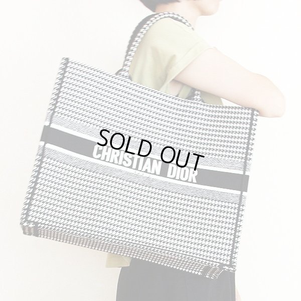 クリスチャンディオール ブックトート ラージ M1286ZRPI_M081 ブラック／ホワイト　掛けたイメージ