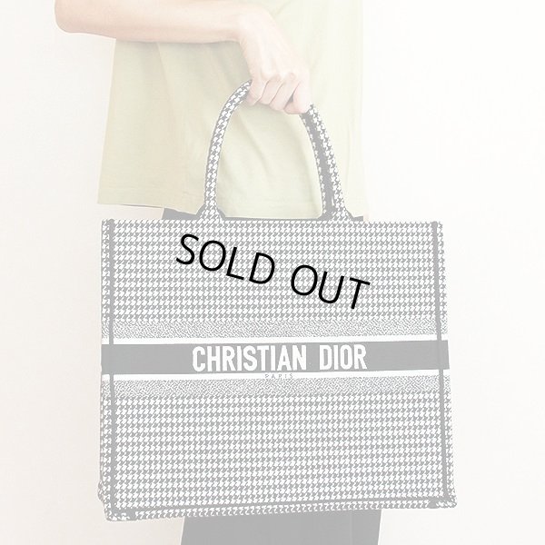 クリスチャンディオール ブックトート ラージ M1286ZRPI_M081 ブラック／ホワイト　持ったイメージ