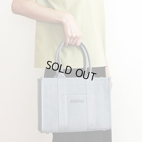 バレンシアガ ハードウェア スモールトートバック 674102 1160 グレー 持ったイメージ