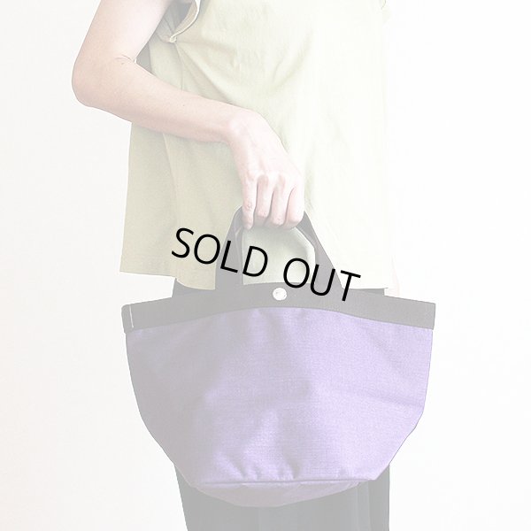 エルベシャプリエ　コーデュラ舟型トートM 707C ニュープリュネル／モカ　持ったイメージ