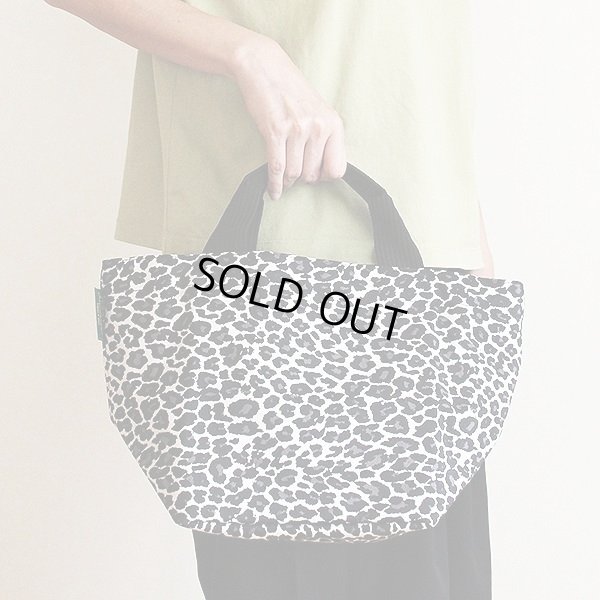 エルベシャプリエ　ナイロン舟型トートM 1027F パンサーブラン　持ったイメージ