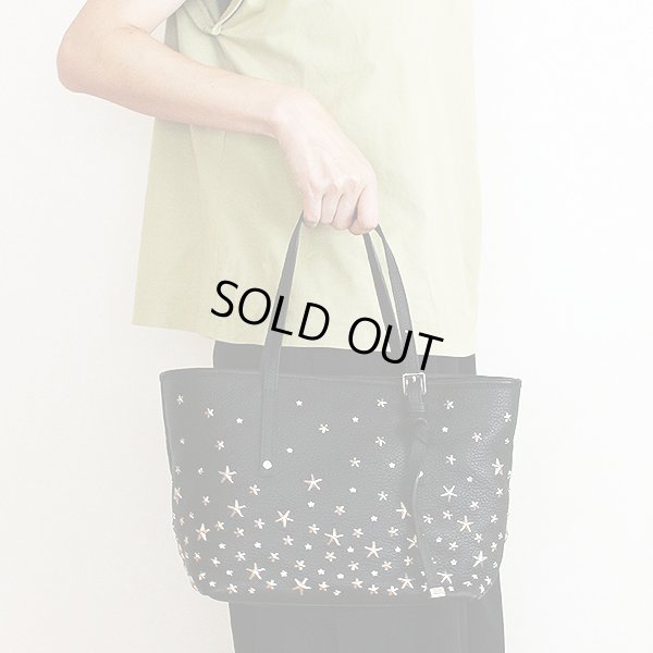 ジミーチュウ　サシャS スタッズ トートバック ブラック　持ったイメージ