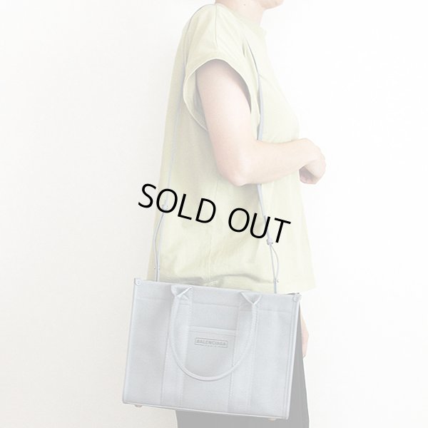 バレンシアガ ハードウェア スモールトートバック 674102 1160 グレー 掛けたイメージ