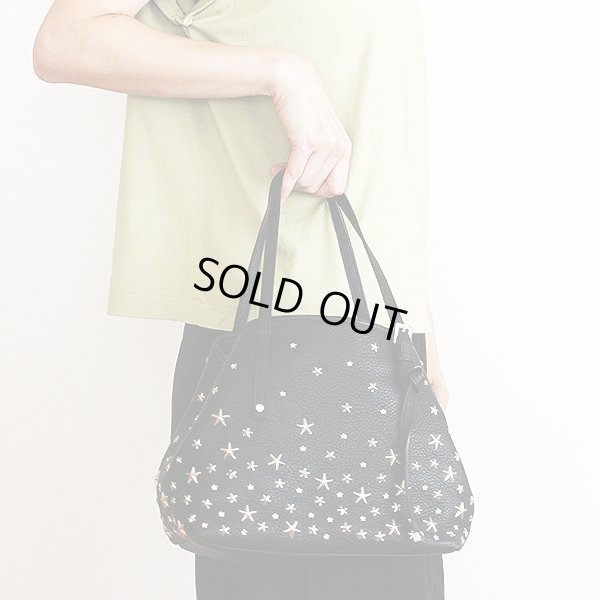 ジミーチュウ　サシャS スタッズ トートバック ブラック　持ったイメージ(2)