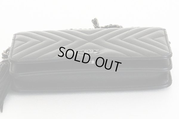 シャネル　シェブロン Vステッチ チェーンウォレット A84444 ブラック／SIV金具　底