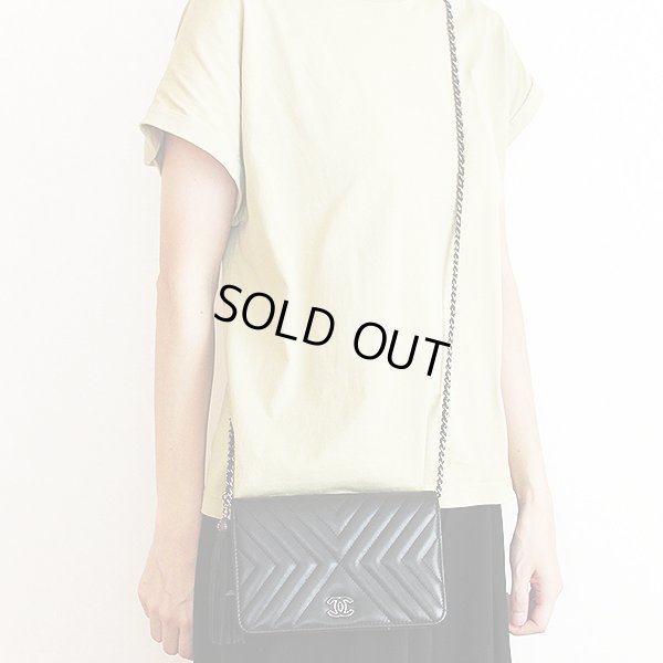 シャネル　シェブロン Vステッチ チェーンウォレット A84444 ブラック／SIV金具　掛けたイメージ