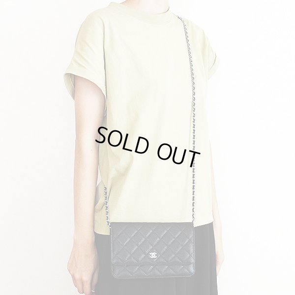 シャネル　チェーンウォレット AP0250 ブラック／SIV金具　掛けたイメージ