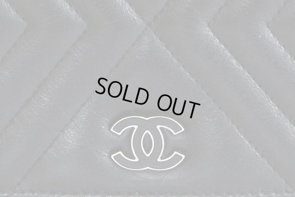 シャネル　シェブロン Vステッチ チェーンウォレット A84444 ブラック／SIV金具　拡大