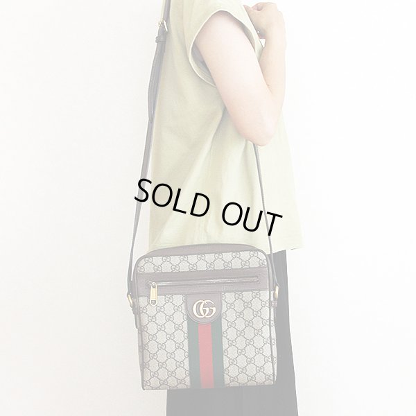 グッチ　オフィディア　GGスモール メッセンジャーバック　547926 520981 ベージュ／エボニー　掛けたイメージ